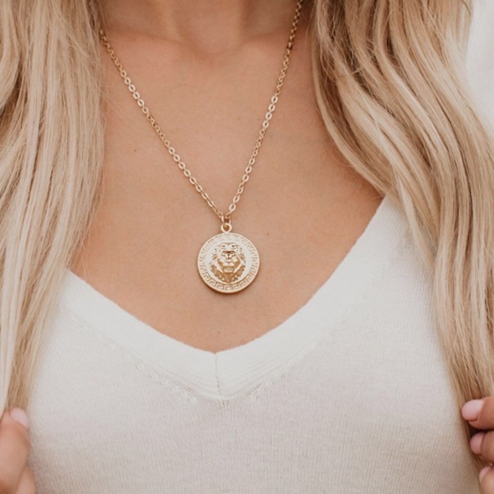🐱Meghan Bo Leo Necklace ☀️